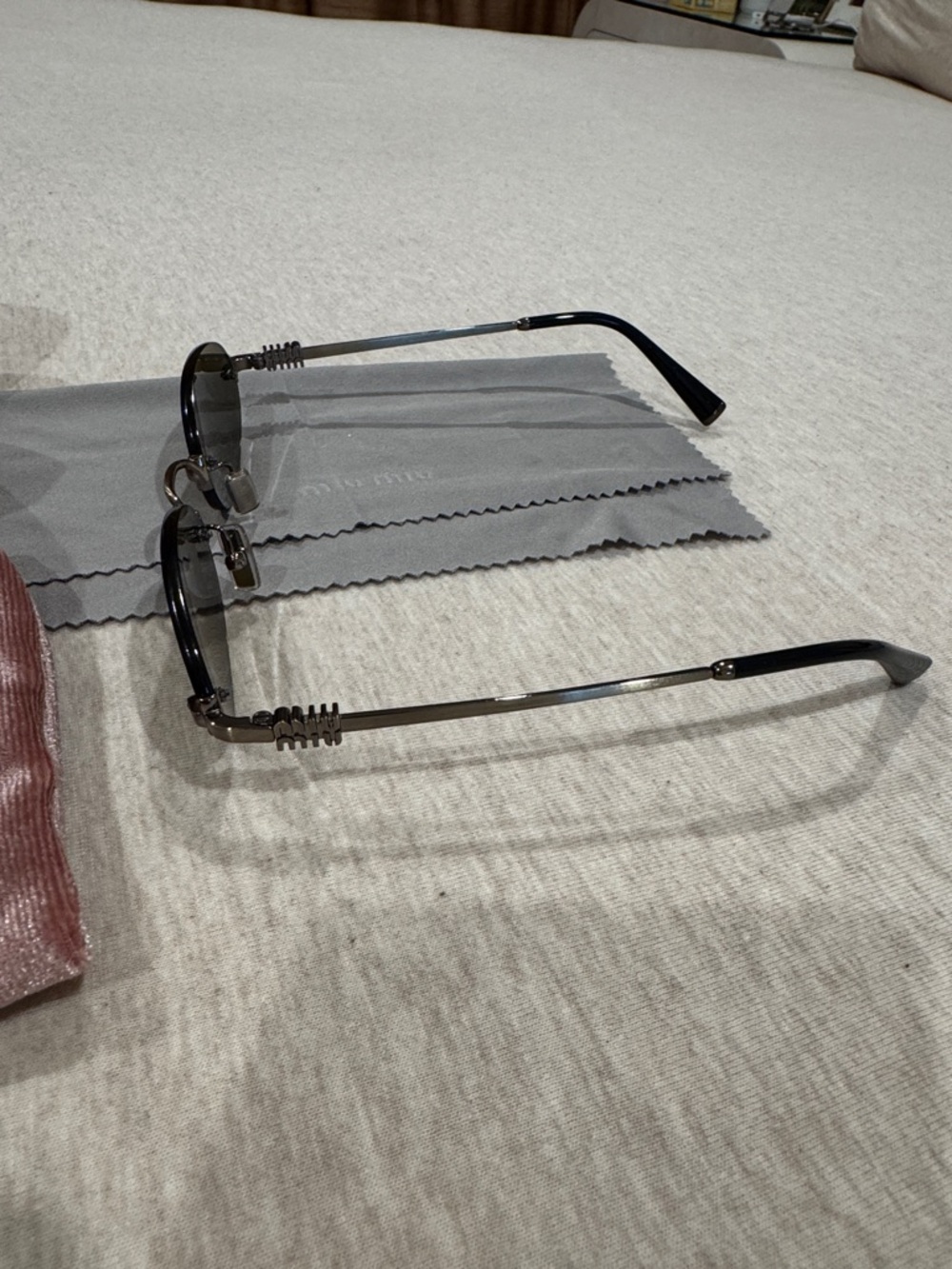 Miu Miu Logo sunglasses - Picture 7 of 8